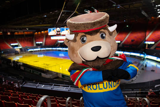 Frölle the mascot of Frölunda is dressed in a blue and