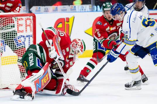 Frölundas målvakt Matthew Tomkins blockerar pucken
