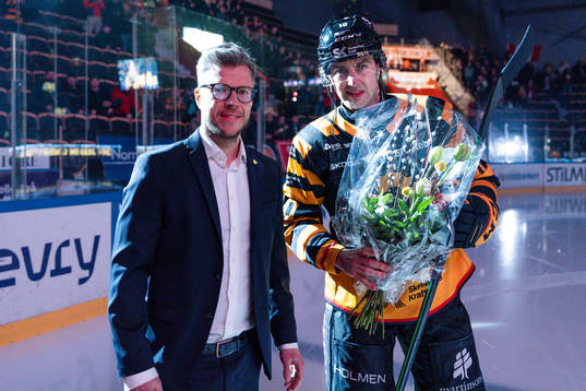 Skellefteås general manager Erik Forssell firar