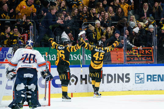 Skellefteås Rickard Hugg och Oscar Möller jublar