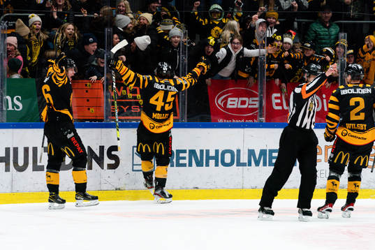 Skellefteås Rickard Hugg och Oscar Möller jublar