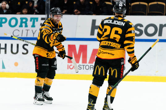 Skellefteås Oscar Möller och Simon Robertsson jublar
