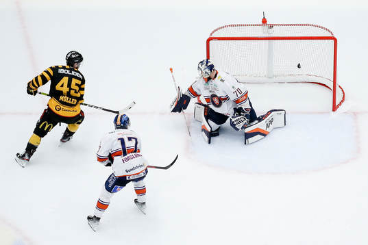 Skellefteås Oscar Möller gör 4-3 på Växjös målvakt