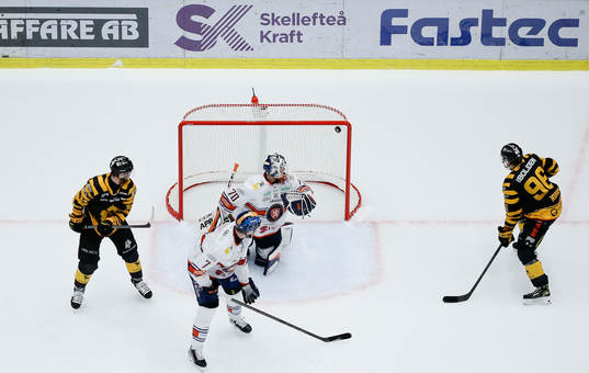 Skellefteås Tom Kühnhackl och Rickard Hugg ser pucken gå