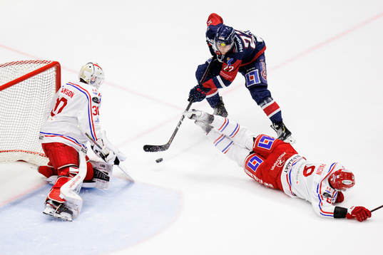 Linköpings Vilmos Gallo oroar framför Timrås målvakt