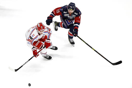 Timrås Pontus Åberg och Linköpings Patrick Russell