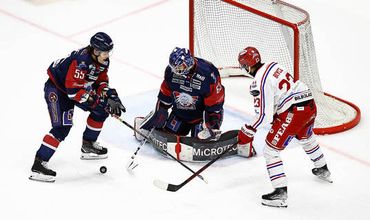 Linköpings Max Lindroth, målvakt Marcus Högberg och