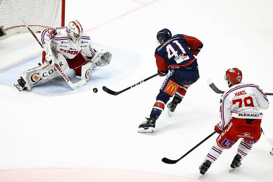 Timrås målvakt Jacob Johansson och Linköpings Broc Little