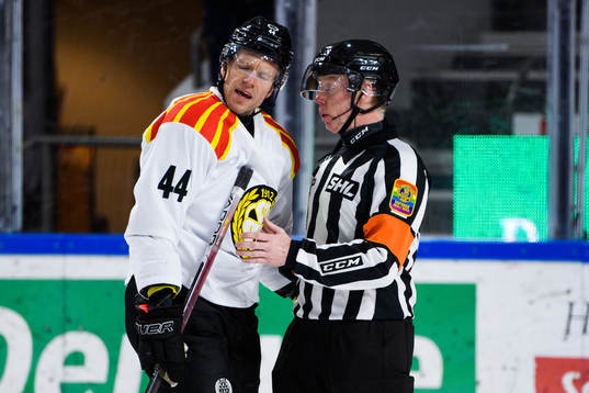 Brynäs Nicklas Danielsson och domare Pehr Claesson