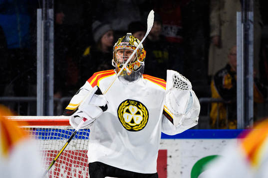 Brynäs målvakt Veini Vehviläinen jublar