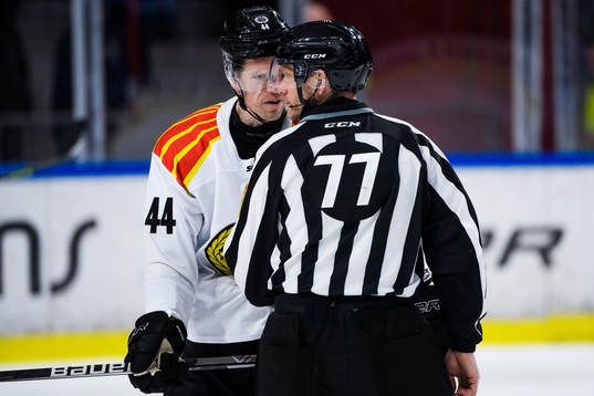 Brynäs Nicklas Danielsson och linjedomare Jan Sandström