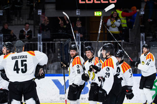 Brynäs Simon Bertilsson och lagkamrater jublar