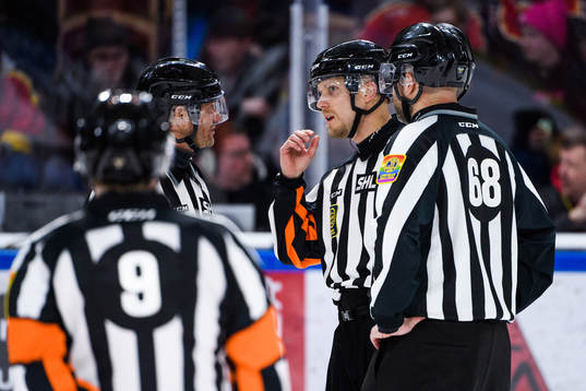 Linjedomare Jan Sandström och domare Andreas Harnebring