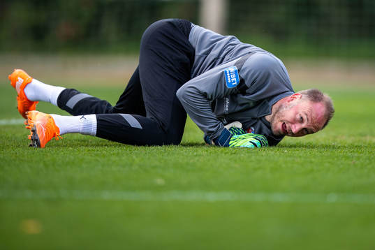 Sportchef Andreas Granqvist agerar målvakt