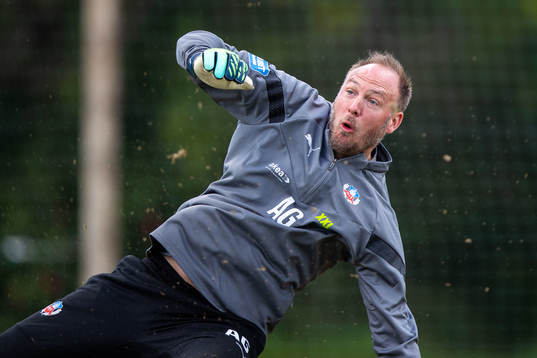 Sportchef Andreas Granqvist agerar målvakt
