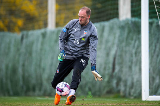 Sportchef Andreas Granqvist agerar målvakt