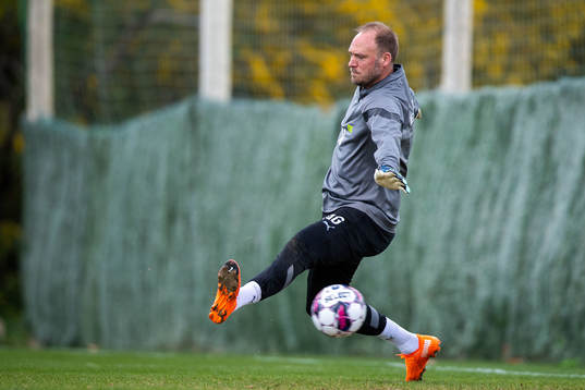 Sportchef Andreas Granqvist agerar målvakt