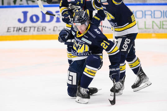 s Myles Powell jublar