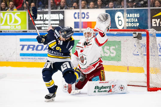 s Christoffer Törngren och Modos målvakt Tex Williamsson