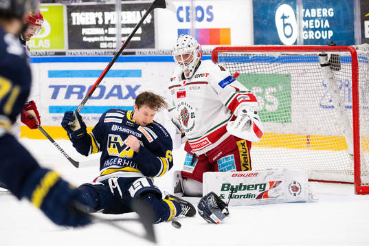 s Christoffer Törngren och Modos målvakt Tex Williamsson