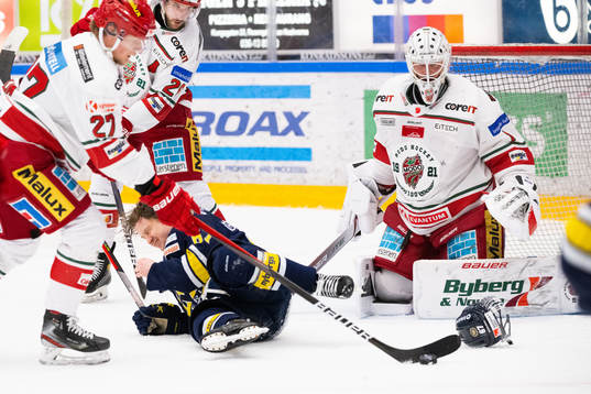 s Christoffer Törngren och Modos målvakt Tex Williamsson