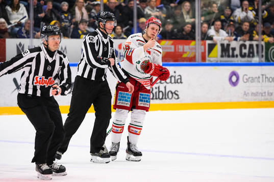 Modos Filip Sveningsson lämnar isen