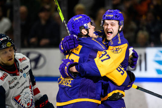 Färjestads Adam Ginning jublar