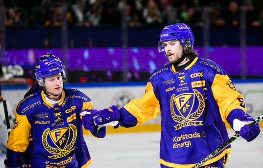 Färjestads Marcus Nilsson och Linus Johansson jublar