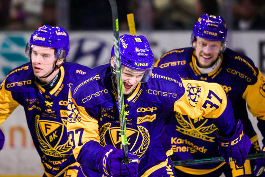 Färjestads Adam Ginning jublar