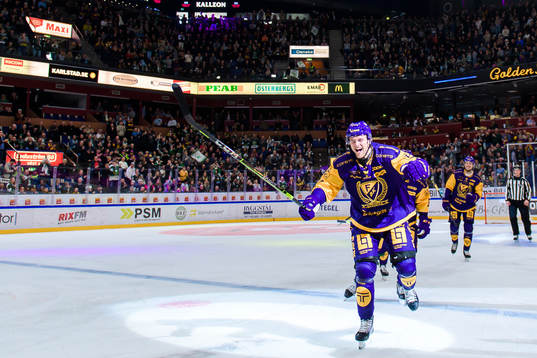 Färjestads Adam Ginning jublar