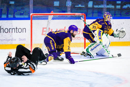 Domare Daniel Eriksson och Färjestads Jesse Virtanen i en