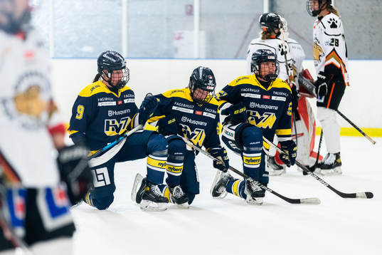 s Jenna Raunio, Kajsa Armborg och Elin Svensson jublar