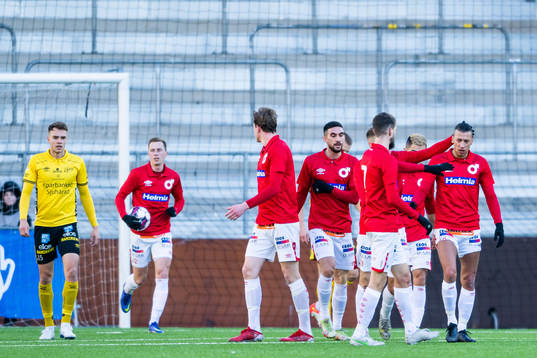 Degerfors Nikola Djurdjic jublar med lagkamrater efter att han reducerat till 2-1