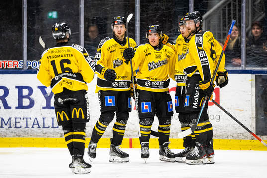 Västerås Alexander Lunsjö (mitten) jublar med lagkamrater