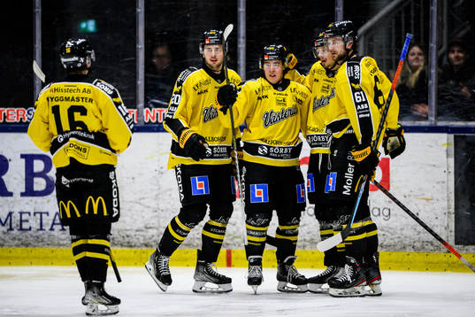 Västerås Alexander Lunsjö (m) jublar med lagkamrater