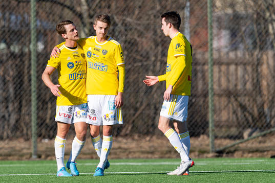 Falkenbergs Robin Hofsö jublar efter 1-0 med Melker Larsson och Adam Eriksson