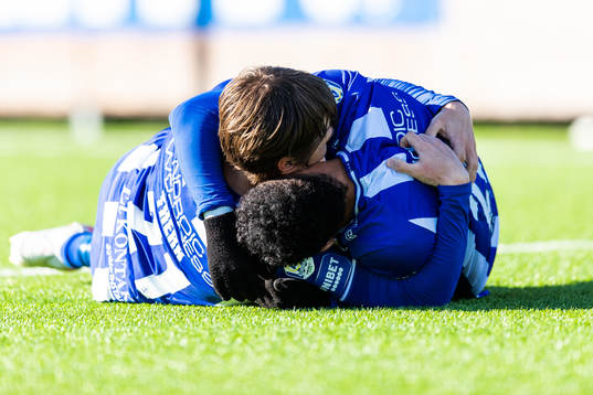 IFK Göteborgs Simon Thern och Tobias Sana jublar efter att Oscar Wendt (ej i bild) gjort 2-2