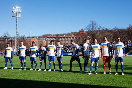 IFK Göteborgs spelare gör entré iklädda t-shirts med