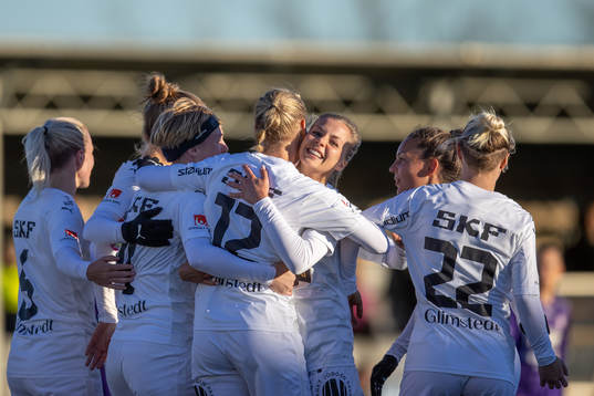 Häckens Stine Larsen och Lotta Ökvist jublar