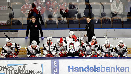 Malmö Redhawks bås med tränare Tomas Kollar