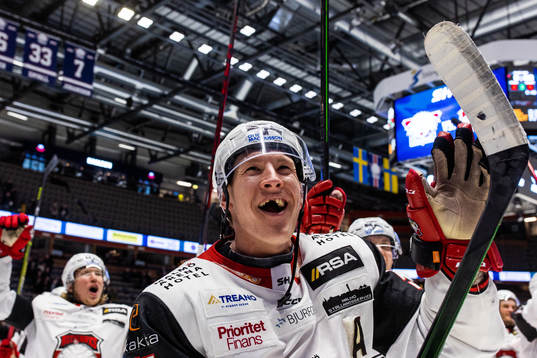 Malmö Redhawks Emil Sylvegård jublar