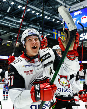 Malmö Redhawks Emil Sylvegård jublar