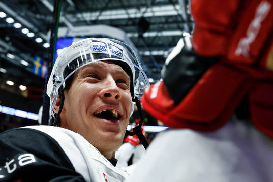 Malmö Redhawks Emil Sylvegård jublar