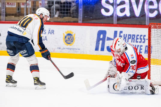Djurgårdens Niclas Bergfors och Timrås målvakt Jacob