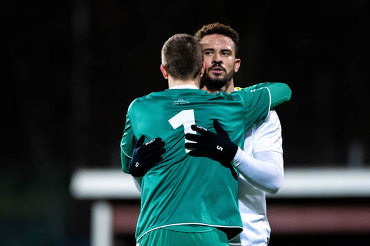 Örebros målvakt Bobby Allain och Fabio De Sousa Silva jublar