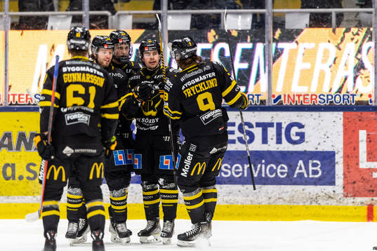 Västerås Filip Karlsson jublar med lagkamrater