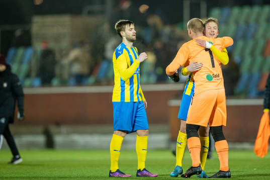 Eskilsminnes målvakt Hampus Rebensdorff, Danijal Omanovic och Jonatan Olsson jublar