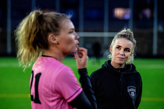 Bla gjennom flere bilder av Fotboll, Vänskapsmatch, Backarna - Las Presidentas