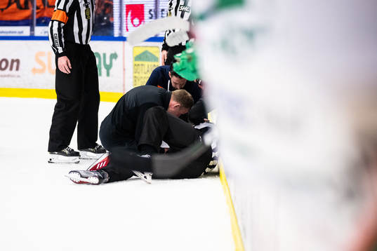 Linjedomare Henrik Pihlblad får vård