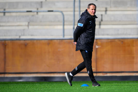 Assisterande tränare Nikola Trajkovic punder en fotbollsträning med Malmö FF den 8 mars 2022 i Malmö. 